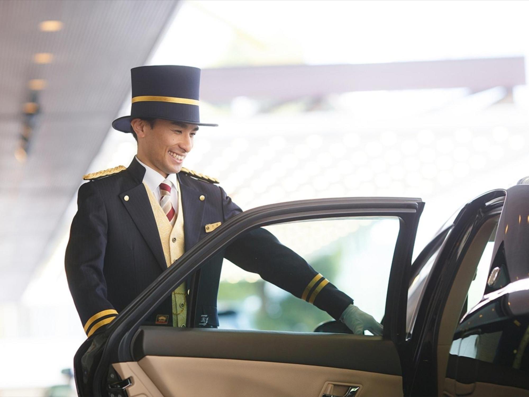 Nagoya Kanko Hotel Екстер'єр фото A chauffeur opening a car door