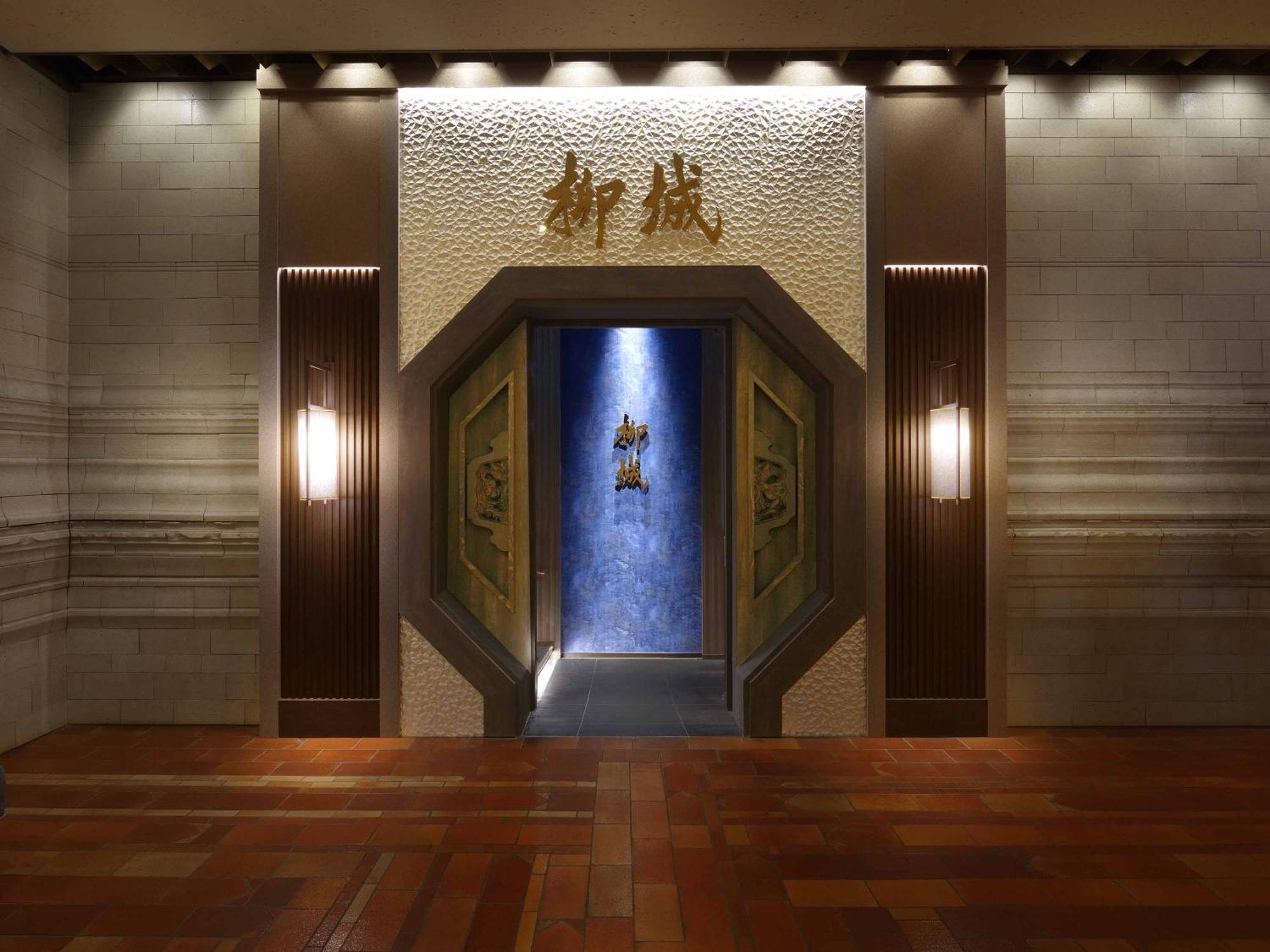 Nagoya Kanko Hotel Екстер'єр фото Entrance to the temple